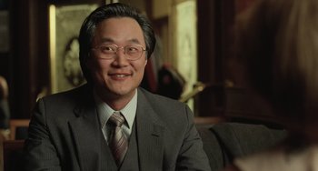 Movie still from “Fargo” (1996), directed by Ethan Coen – A person wearing a suit and tie; Close Up shot, Over the shoulder angle