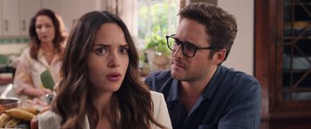 Movie still from “Father of the Bride” (2022), directed by Gary Alazraki – A man and a woman looking at each other; Close Up shot, Over the shoulder angle