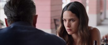 Movie still from “Father of the Bride” (2022), directed by Gary Alazraki – A woman sitting in front of a man in front of a building; Close Up shot, Over the shoulder angle