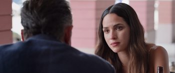 Movie still from “Father of the Bride” (2022), directed by Gary Alazraki – A woman sitting in front of a man in front of a building; Close Up shot, Over the shoulder angle