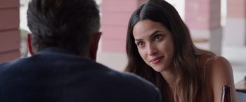 Movie still from “Father of the Bride” (2022), directed by Gary Alazraki – A man and a woman are talking to each other; Close Up shot, Over the shoulder angle