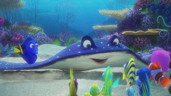 Movie still from “Finding Dory” (2016), directed by Angus MacLane – An animated blue fish is smiling in the water; Medium shot, Overhead angle