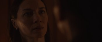 Movie still from “Firestarter” (2022), directed by Keith Thomas – A woman's face in the dark; Close Up shot, Over the shoulder angle