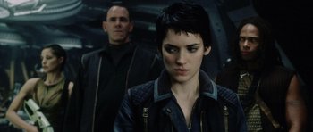 Movie still from “Alien: Resurrection” (1997), directed by Jean-Pierre Jeunet – A man and a woman standing next to each other; Close Up shot, Over the shoulder angle