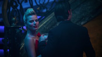 Movie still from “Focus” (2015), directed by John Requa – A man and a woman are holding a glass of wine; Close Up shot, Over the shoulder angle