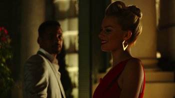 Movie still from “Focus” (2015), directed by John Requa – A man and a woman standing next to each other; Close Up shot, Over the shoulder angle