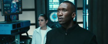 Movie still from “Alita: Battle Angel” (2019), directed by Robert Rodriguez – A man and a woman are standing in front of a clock; Close Up shot, Over the shoulder angle