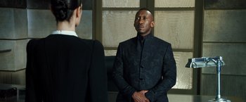 Movie still from “Alita: Battle Angel” (2019), directed by Robert Rodriguez – A man and a woman are standing next to each other; Medium shot, Over the shoulder angle