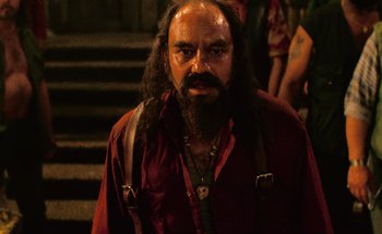 Movie still from “From Dusk Till Dawn” (1996), directed by Robert Rodriguez – A man with long hair and a long beard; Medium shot, Low angle