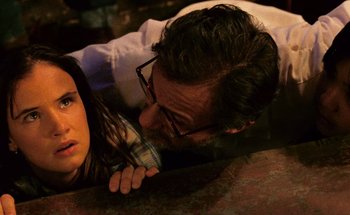 Movie still from “From Dusk Till Dawn” (1996), directed by Robert Rodriguez – A man and a woman are playing a game; Close Up shot, Over the shoulder angle