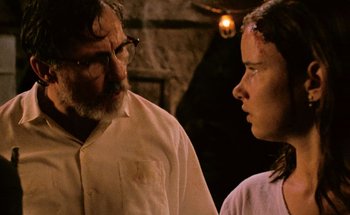 Movie still from “From Dusk Till Dawn” (1996), directed by Robert Rodriguez – A man and a woman standing next to each other; Close Up shot, Over the shoulder angle