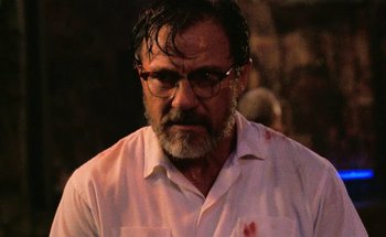 Movie still from “From Dusk Till Dawn” (1996), directed by Robert Rodriguez – A person wearing a white shirt; Close Up shot, Low angle
