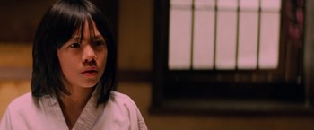 Movie still from “G.I. Joe: The Rise of Cobra” (2009), directed by Stephen Sommers – A woman in a white shirt is standing in front of a window; Close Up shot, Low angle