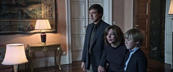 Movie still from “All the Money in the World” (2017), directed by Ridley Scott – A man and a woman standing next to each other in a room; Medium shot, Low angle