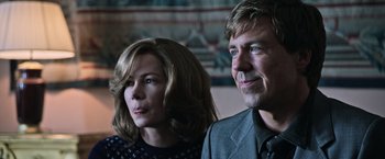 Movie still from “All the Money in the World” (2017), directed by Ridley Scott – A man and a woman are standing next to each other; Close Up shot, Low angle