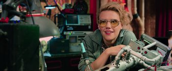 Movie still from “Ghostbusters” (2016), directed by Paul Feig – A woman with sunglasses is posing for a picture; Close Up shot, Over the shoulder angle