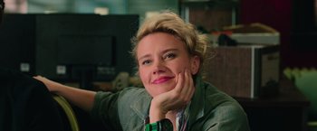 Movie still from “Ghostbusters” (2016), directed by Paul Feig – A woman with blonde curly hair and a green jacket; Close Up shot, Over the shoulder angle