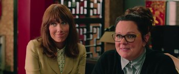 Movie still from “Ghostbusters” (2016), directed by Paul Feig – Two women sitting next to each other in front of a bunch of bottles; Close Up shot, Over the shoulder angle