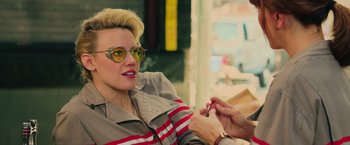 Movie still from “Ghostbusters” (2016), directed by Paul Feig – A woman with sunglasses and a jacket is getting her nails done; Close Up shot, Over the shoulder angle