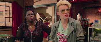 Movie still from “Ghostbusters” (2016), directed by Paul Feig – Two women sitting next to each other in front of a mirror; Close Up shot, Over the shoulder angle