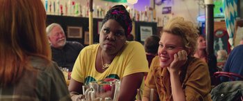 Movie still from “Ghostbusters” (2016), directed by Paul Feig – Two women sitting at a table in front of drinks; Close Up shot, Over the shoulder angle