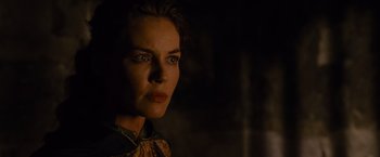 Movie still from “Gladiator” (2000), directed by Ridley Scott – A person wearing a dress; Close Up shot, Over the shoulder angle