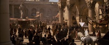 Movie still from “Gladiator” (2000), directed by Ridley Scott – A crowd of people gathered in a courtyard; Extreme Wide shot, High angle