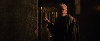 Movie still from “Gladiator” (2000), directed by Ridley Scott – An older man standing next to a curtain; Medium shot, Over the shoulder angle