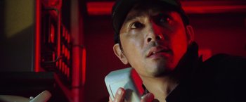 Movie still from “Godzilla” (1998), directed by Roland Emmerich – A person holding a cell phone; Close Up shot, Low angle