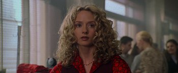 Movie still from “Godzilla” (1998), directed by Roland Emmerich – A person with curly blonde hair; Close Up shot, Over the shoulder angle