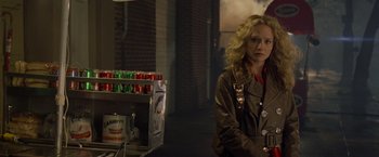 Movie still from “Godzilla” (1998), directed by Roland Emmerich – A woman standing in front of soda cans on a street; Medium shot, Over the shoulder angle