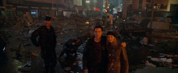 Movie still from “Godzilla” (1998), directed by Roland Emmerich – A man and a woman standing next to each other; Wide shot, High angle