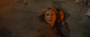 Movie still from “Godzilla: King of the Monsters” (2019), directed by Michael Dougherty – A woman and a child are walking in the rain; Close Up shot, High angle