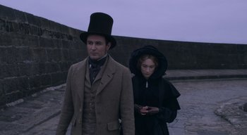 Movie still from “Ammonite” (2020), directed by Francis Lee – A man and a woman dressed in victorian clothing; Medium shot, Low angle