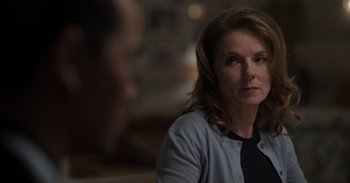 Movie still from “Gran Turismo” (2023), directed by Neill Blomkamp – A person sitting in front of a window; Close Up shot, Over the shoulder angle