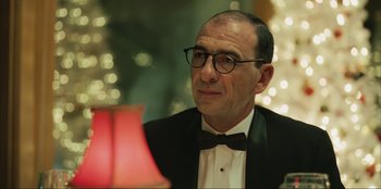 Movie still from “Green Book” (2018), directed by Peter Farrelly – A man in a suit and bow tie looking at a lamp; Close Up shot, Over the shoulder angle