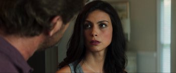 Movie still from “Greenland” (2020), directed by Ric Roman Waugh – A person looking at the camera; Close Up shot, Over the shoulder angle