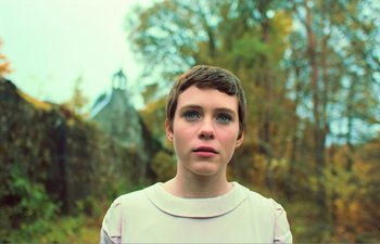 Movie still from “Gretel & Hansel” (2020), directed by Oz Perkins – A woman with short brown hair wearing a white shirt; Close Up shot, Low angle