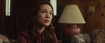 Movie still from “Halloween” (2018), directed by David Gordon Green – A woman sitting in front of a lamp in a room; Close Up shot, Over the shoulder angle