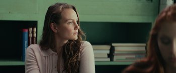 Movie still from “Halloween” (2018), directed by David Gordon Green – A woman sitting in front of a bookshelf looking off into the distance; Close Up shot, Over the shoulder angle