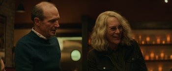 Movie still from “Halloween” (2018), directed by David Gordon Green – A man and a woman are talking to each other; Medium shot, Over the shoulder angle