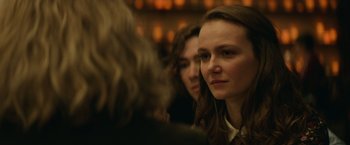 Movie still from “Halloween” (2018), directed by David Gordon Green – A group of people that are sitting in a room; Close Up shot, Over the shoulder angle