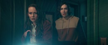 Movie still from “Halloween Kills” (2021), directed by David Gordon Green – A woman and a man standing next to each other in a room; Medium shot, Over the shoulder angle