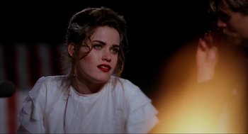Movie still from “Halloween: The Curse of Michael Myers” (1995), directed by Joe Chappelle – A woman with red lipstick is sitting in front of a fire; Close Up shot, Over the shoulder angle