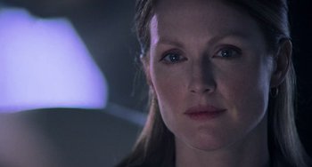 Movie still from “Hannibal” (2001), directed by Ridley Scott – A woman's face in front of a blue background; Close Up shot, Low angle