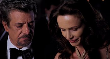 Movie still from “Hannibal” (2001), directed by Ridley Scott – A man and a woman looking at one another; Close Up shot, Over the shoulder angle