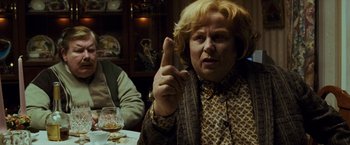 Movie still from “Harry Potter and the Prisoner of Azkaban” (2004), directed by Alfonso Cuarón – An older woman is holding up her middle finger; Close Up shot, Over the shoulder angle