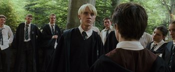 Movie still from “Harry Potter and the Prisoner of Azkaban” (2004), directed by Alfonso Cuarón – A group of young men standing next to each other in front of a tree; Medium shot, Over the shoulder angle