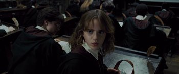 Movie still from “Harry Potter and the Prisoner of Azkaban” (2004), directed by Alfonso Cuarón – A woman with long brown hair is holding a wand in her hand; Close Up shot, Over the shoulder angle