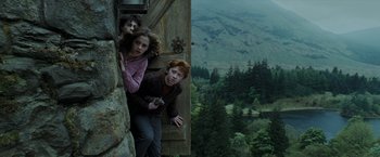 Movie still from “Harry Potter and the Prisoner of Azkaban” (2004), directed by Alfonso Cuarón – A woman and two men are standing on a ledge; Wide shot, High angle
